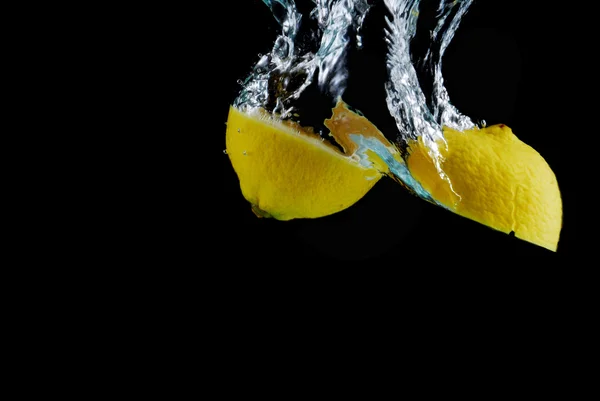 Fetta di limone con gocce d'acqua — Foto Stock