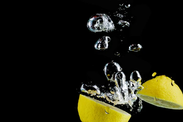 Φέτα λεμόνι με σταγόνες νερό — Φωτογραφία Αρχείου