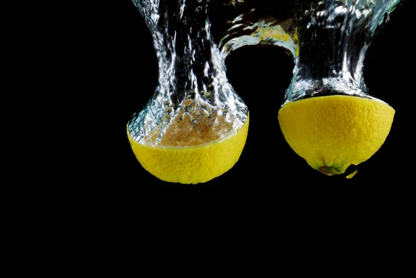 Fetta di limone con gocce d'acqua — Foto Stock