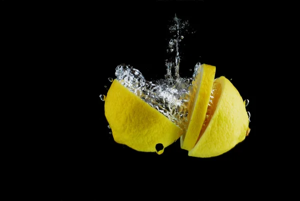 Rebanada de limón con gotas de agua — Foto de Stock