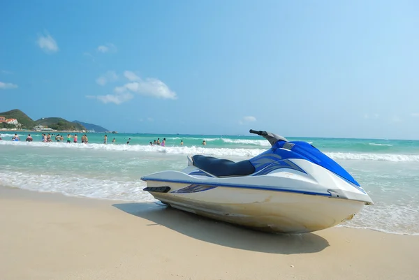 Motorboat on the beach — Stock Photo, Image