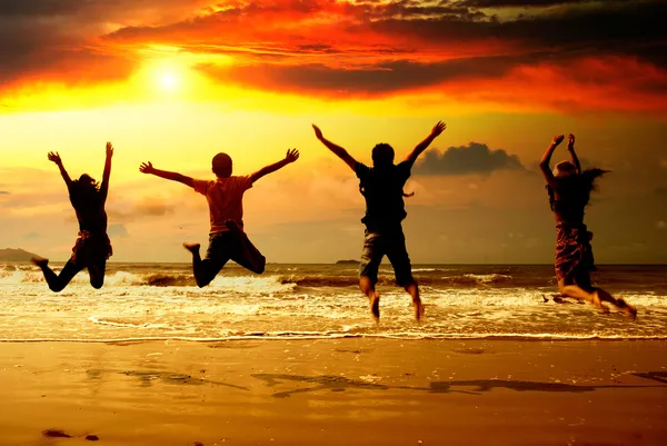 Joven en la silueta de la playa — Foto de Stock