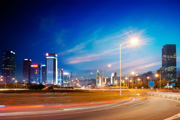 Huellas de luz en la ciudad — Foto de Stock