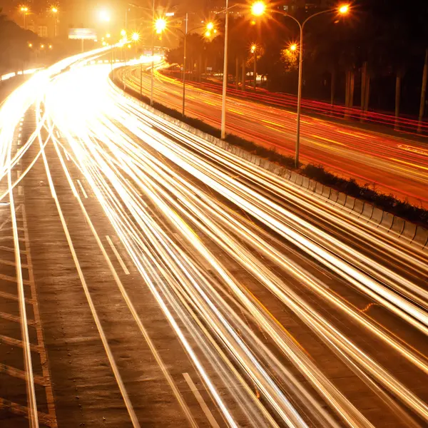 Lichtspuren in der Stadt — Stockfoto