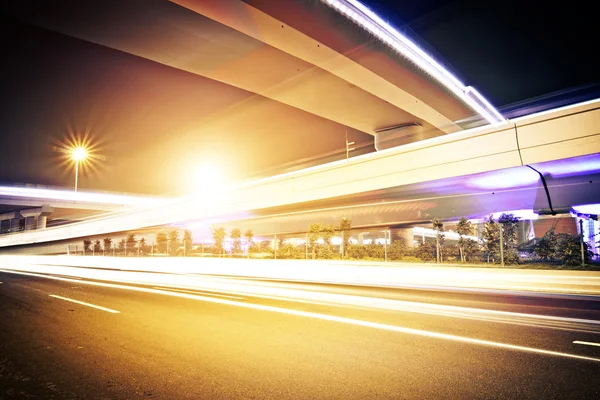 Carros em movimento rápido — Fotografia de Stock