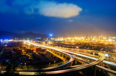 Üstgeçit Köprüsü ve gecede İskelesi