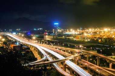 Üstgeçit Köprüsü ve gecede İskelesi