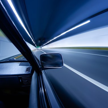 Tünel içinde hızlı arabalar