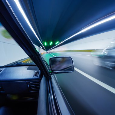 Tünel içinde hızlı arabalar