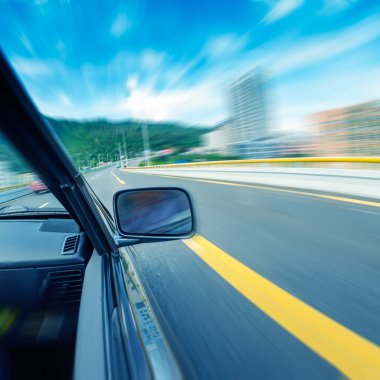 Tünel içinde hızlı arabalar