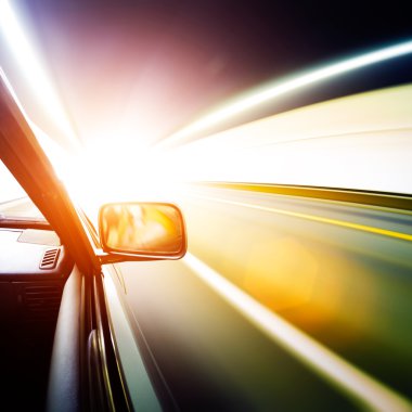 Tünel içinde hızlı arabalar