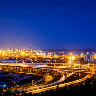 Üstgeçit Köprüsü ve gecede İskelesi