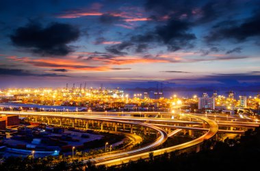 Üstgeçit Köprüsü ve gecede İskelesi