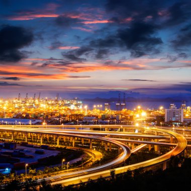 Üstgeçit Köprüsü ve gecede İskelesi