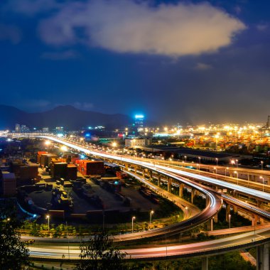 Üstgeçit Köprüsü ve gecede İskelesi