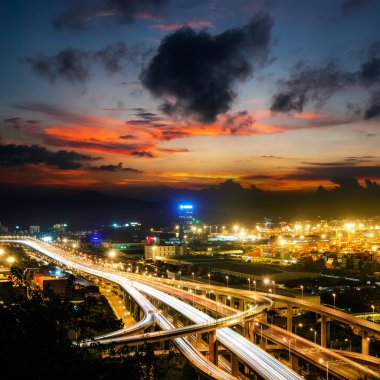 Üstgeçit Köprüsü ve gecede İskelesi