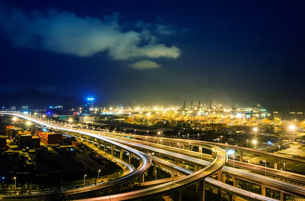 Üstgeçit Köprüsü ve gecede İskelesi