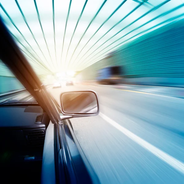 Szybkie samochody w tunelu — Zdjęcie stockowe