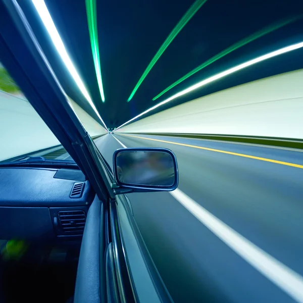 Tünel içinde hızlı arabalar — Stok fotoğraf