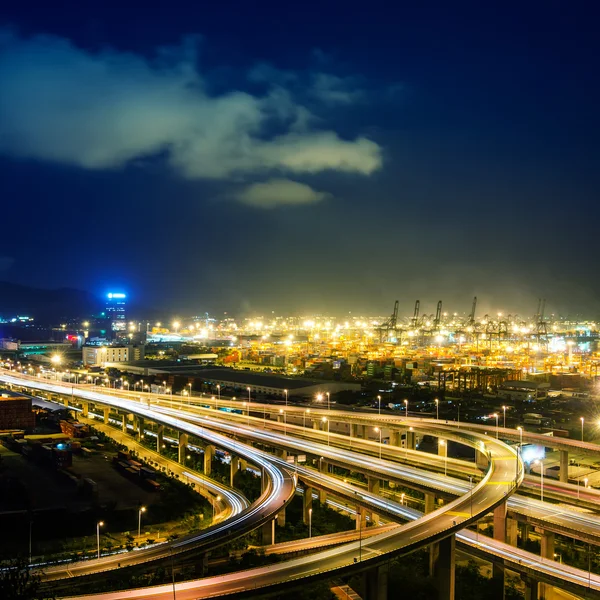 Overpass ponte e cais à noite — Fotografia de Stock