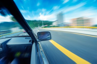 Tünel içinde hızlı arabalar