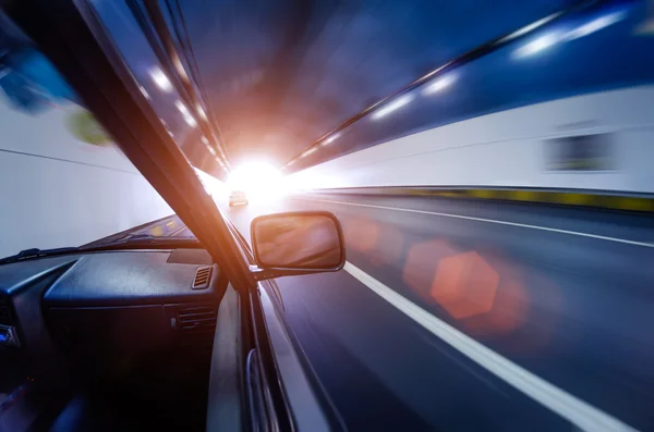Snelle auto's in tunnel — Stockfoto