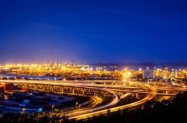 Üstgeçit Köprüsü ve gecede İskelesi