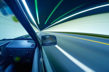 Tünel içinde hızlı arabalar