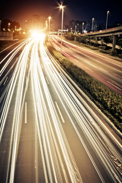 Carros em movimento rápido — Fotografia de Stock