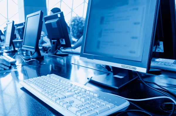 Computador na biblioteca — Fotografia de Stock