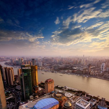 gün batımında shanghai Pudong manzarası