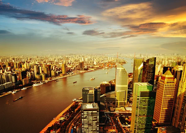 Shanghai pudong skyline bij zonsondergang — Stockfoto