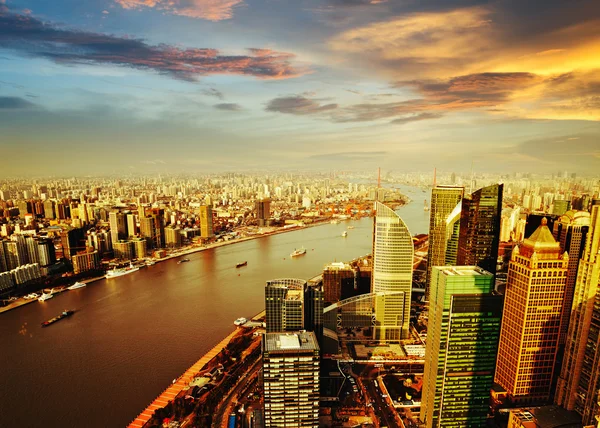 gün batımında shanghai Pudong manzarası