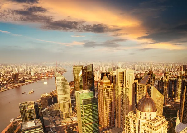 Shanghai pudong skyline bij zonsondergang — Stockfoto