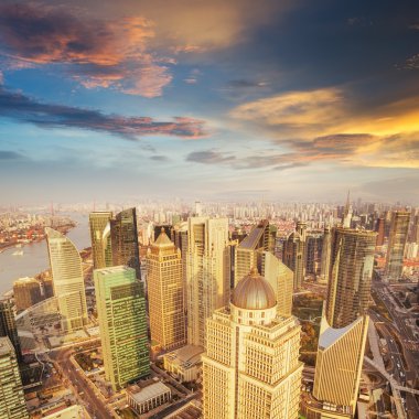 gün batımında shanghai Pudong manzarası