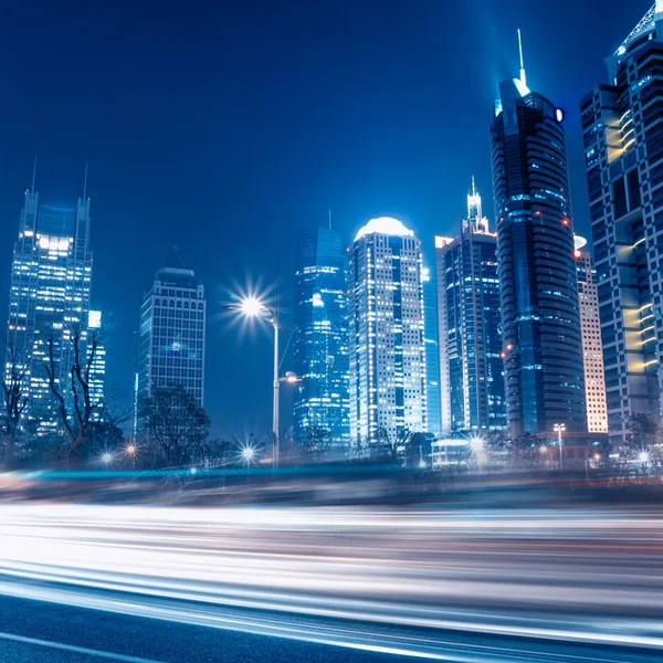 Coches de movimiento rápido por la noche — Foto de Stock