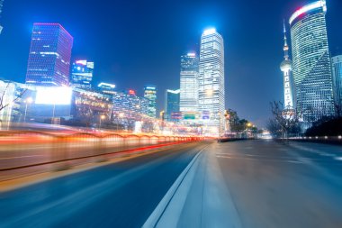 Gece hızlı giden arabalar.
