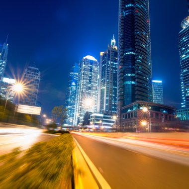 Gece hızlı giden arabalar.
