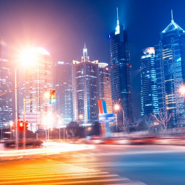 Gece hızlı giden arabalar.
