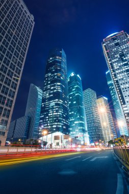 sokakta modern bina ile Light rotaları