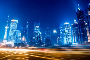 Gece hızlı giden arabalar.