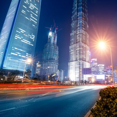 Gece hızlı giden arabalar.