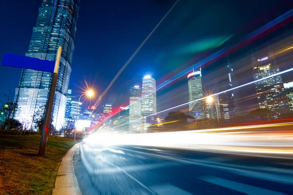 Coches de movimiento rápido por la noche — Foto de Stock