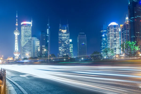 夜间快速行驶的汽车 — 图库照片