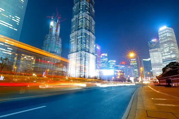 夜间快速行驶的汽车 — 图库照片