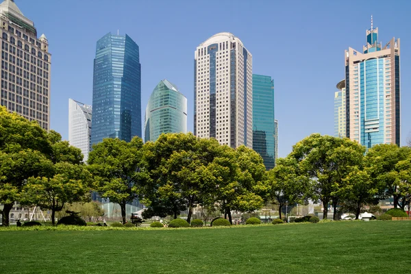 Edifício moderno com nuvem — Fotografia de Stock