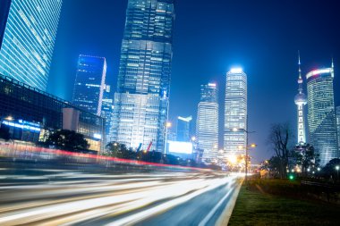 Gece hızlı giden arabalar.