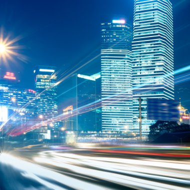 Gece hızlı giden arabalar.