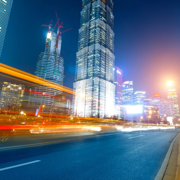 Schnell fahrende Autos in der Nacht — Stockfoto