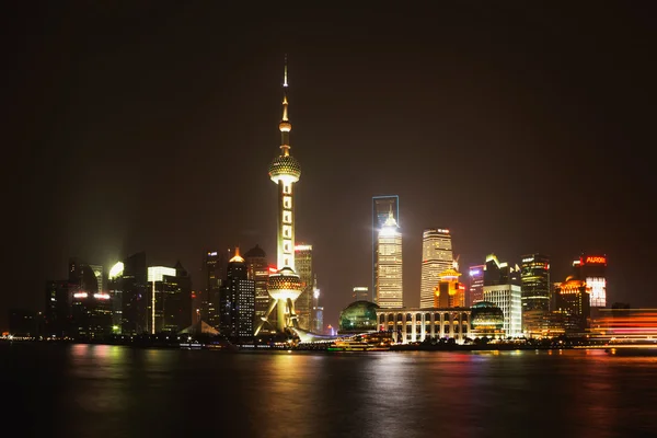 Shanghai skyline 's nachts — Stockfoto